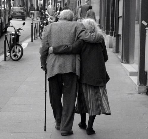 sha3eralnsaa_'s tweet photo. جميل ان يبقى من تحب الى جانبك مدى العمر http://t.co/ktKd4pjpM4