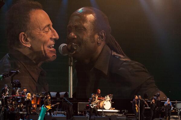 BigConcerts's tweet photo. Curtis King shares a mic with The Boss! @Springsteen #SpringsteenJHB http://t.co/zahnzDylBf