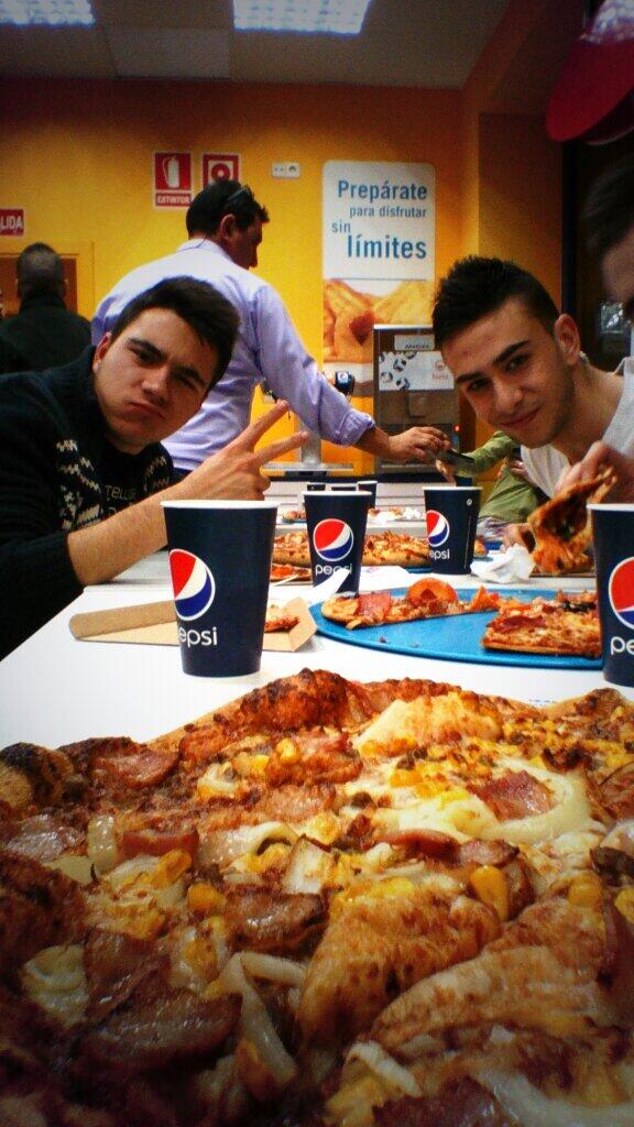 Oscar_trompa's tweet photo. En el Domino's, a Buffet libre!!!  #ATutti @IvanBrocalet @MoleroRomeu @RobertoPometa @CrisAnaya24 http://t.co/UxHv9rtUsJ
