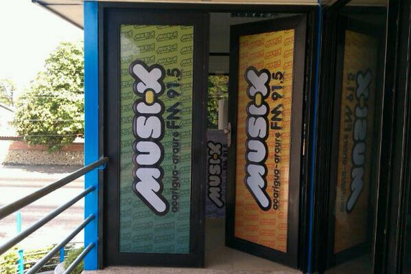 kreart's tweet photo. Rotulado de la puerta de la entrada de la radio "Musi-k" de Acarigua - Araure. http://t.co/lQmY6YoalO