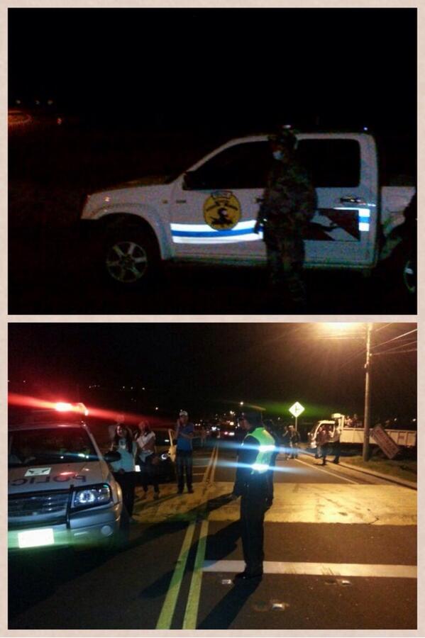 PoliciaEcuador's tweet photo. Puente las juntas y redondel de los pájaros. Trabajo policial en las vías por activación del volcán #Tungurahua http://t.co/X0E2C8CGKH
