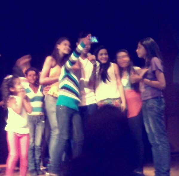 _ADJPR's tweet photo. lo mejor es cuando te preguntas ¿puedo tomarme una foto contigo?? *------*ghdnfklfmm http://t.co/lSLEn2WX4u
