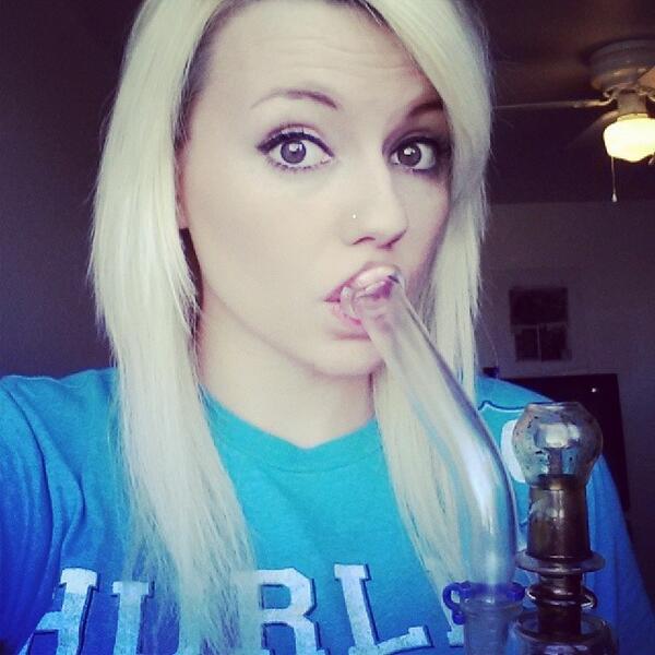GanjaGirls's tweet image. RT @dab_princess_ Lunch break ♥ #highchicks #thehighchicks #oilslickpad #somegirlsgethigh #stankyydankyy #girlsgo...