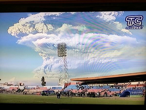 lalofabre's tweet image. "@gusfalconi: Señal en vivo desde Riobamba en un partido de fútbol. De locos la explosión del Tungurahua http://t.co/ledEB4PDSx"