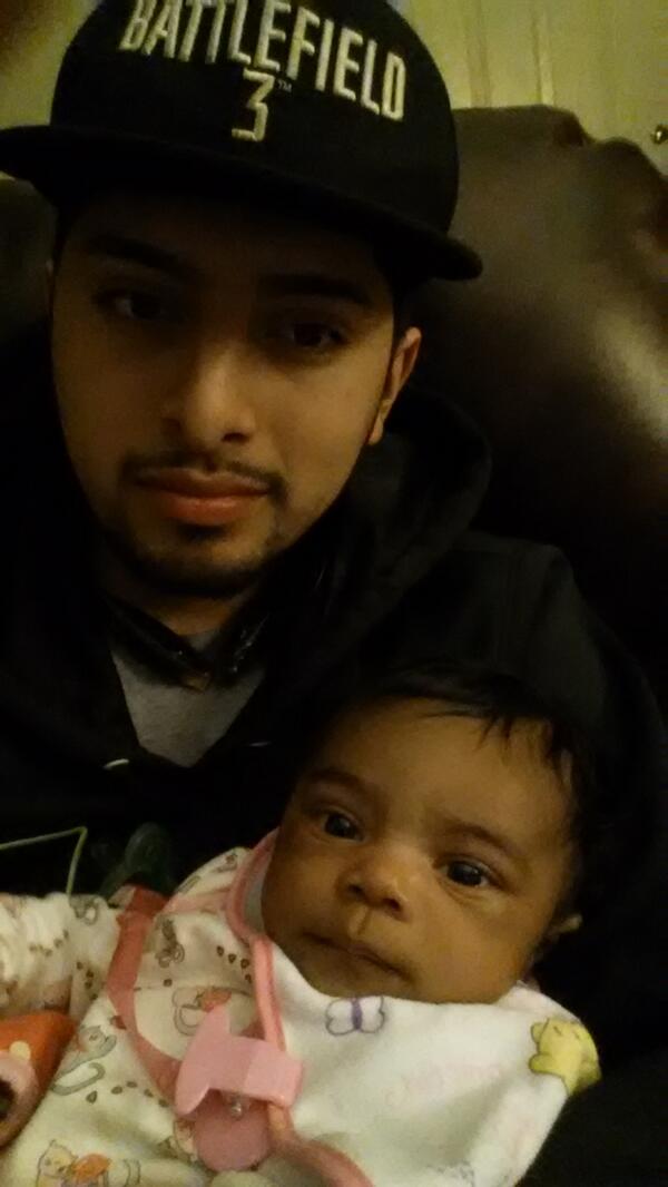 saulvazquez's tweet photo. Me my niece http://t.co/bripKRMBek