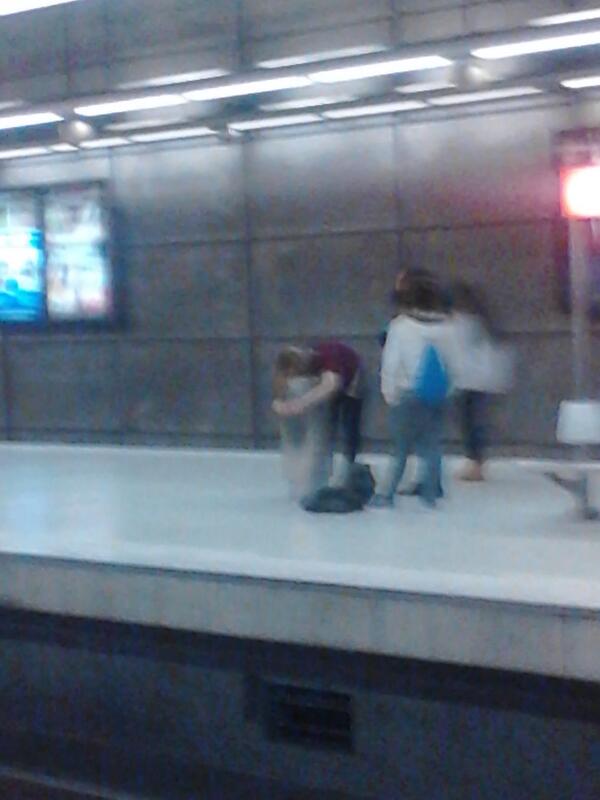 Claracaramelo's tweet photo. Amorrarse a la papelera del metro #sabadoparty http://t.co/KlfLfvVASf