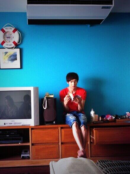 Khunnie0624's tweet photo. Reading ขายหัวเราะ (Thai comic book) like a 10 year old. Haha so ridiculous!! = b http://t.co/DxW6m0PJnW