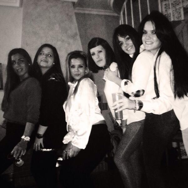 lolasanchez87's tweet photo. “@violetlm: Gran noche!!!! My friend city!!!! @87Saruka @consuelosalvad1 @lolasanchez87 http://t.co/k0TV6nAAu8”