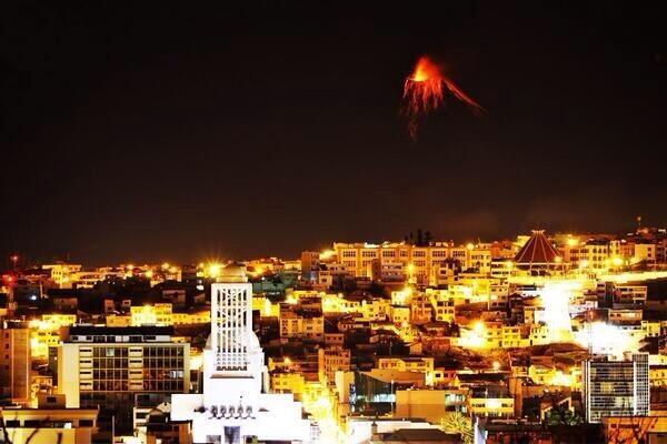 SupervivenciaEC's tweet photo. “@AntiPillosEc: Erupción del volcán Tungurahua vista desde Ambato vía @FotoEcuador http://t.co/F40JxWhlZG”