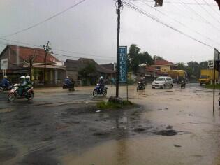 jati_ep's tweet photo. @infokabkendal kondisi depan pasar cangkring saat ini http://t.co/SiV4vMWAP5