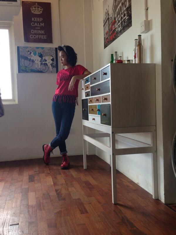 Red folium with #ekspresilook #knockknock