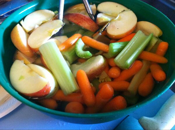 CrystalRamiro's tweet photo. Healthy snacks for kids can be simple and tasty, try a bowl of fruits and veggies. http://t.co/QMix0Cf8nz