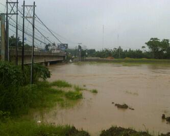 jati_ep's tweet photo. @infokabkendal kondisi kali Blorong saat ini siaga 1 http://t.co/ftIbOeIU5L