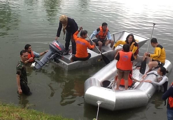 thetrekkerscom's tweet photo. @ganjarpranowo ini perahu aluminiun jenis LCR yg hari ini kami uji coba utk rescue dan evakuasi air http://t.co/HUWMFzALjG