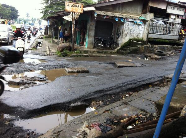 MIGembongP's tweet photo. Keadaan jalan menuju johar cimanggu rusak parah. Siapa yang tanggung jawab?? @infobogor http://t.co/fBzsK48KEp