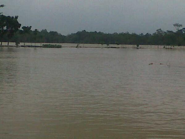 infopkl's tweet photo. RT @ampuh_kurniawan: Banjir di Desa Randumuktiwaren-Bojong,. 4 org hanyut 1 belum di temukan.  #banjirpkl http://t.co/i4Uv0BIFLT