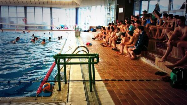 Waterpolo_Blog's tweet photo. Casi 100 waterpolistas en la técnificacion d boyas de la f. Vasca llevada por @JoanAlbella éxito rotundo. http://t.co/kEPMs8hajK