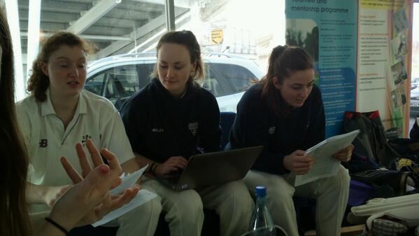 duwcc's tweet photo. Working hard #mobilelibrary http://t.co/x7LN8NgGKu