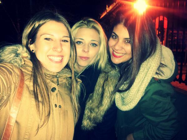 Carlaambigu's tweet photo. De madres a hijas..Menuda Generación!!! Ole!!! #forever @CRISTIK15 @ALBCDL http://t.co/XswrsUVA7Z