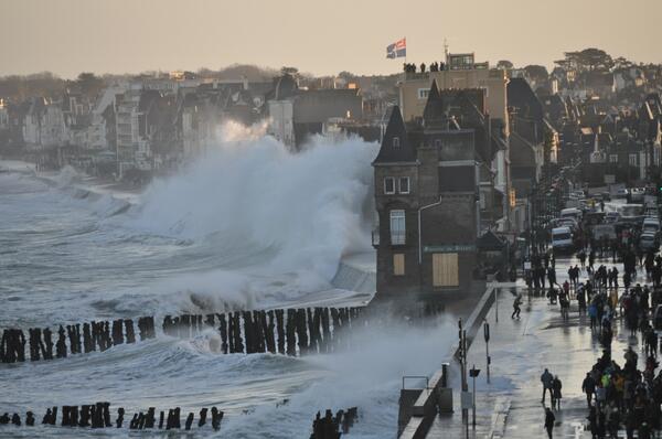 CaroleLeBechec's tweet photo. Bon encore une parce que c'est vous @Delacotte1 @VilleSaintMalo http://t.co/mjjEs4Clh2