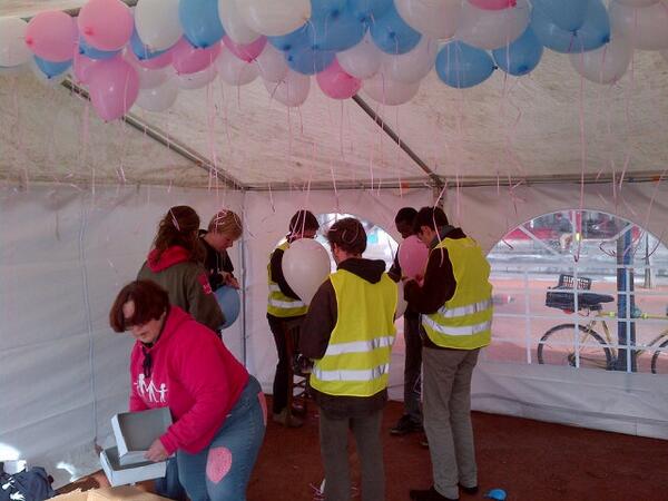 Samuel_Lafont's tweet photo. Atelier gonflage de ballons au stand de la boutique. #Europe4Family #ManifPourTous #2fev #2fevLyon http://t.co/iej0Z4O5Xl
