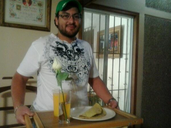 gleycegui's tweet image. Que tu novio vaya a tu casa a llevarte el desayuno a la cama... Es amoooooor!!!!  @aleycegui @shuyortega