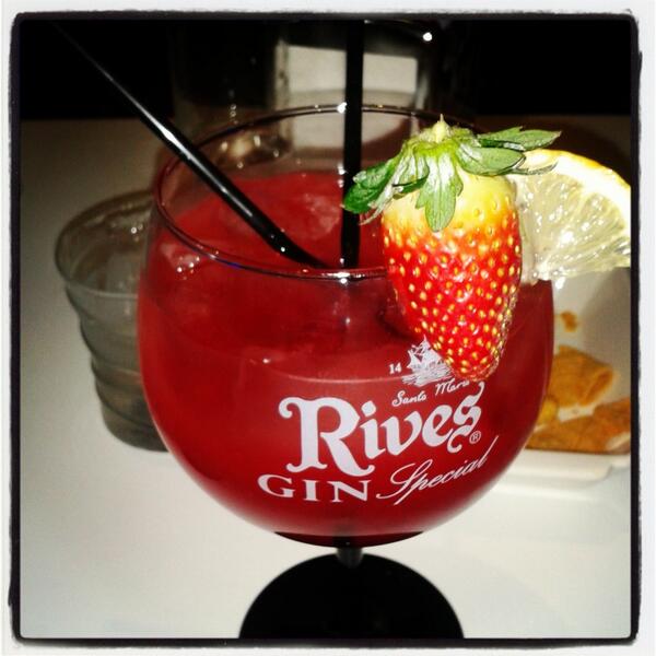 pupi_po's tweet photo. A vuestra salud  @silvialj @Luciahugo15Ruiz jajaja http://t.co/yGoIxZzrpq