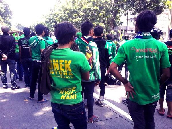 Bonek_Sidayu's tweet photo. Kami Hadir Dari Jauh " #SoerabaiaMelawan "

#ArekBonek1927 http://t.co/ADSCgBiKQR