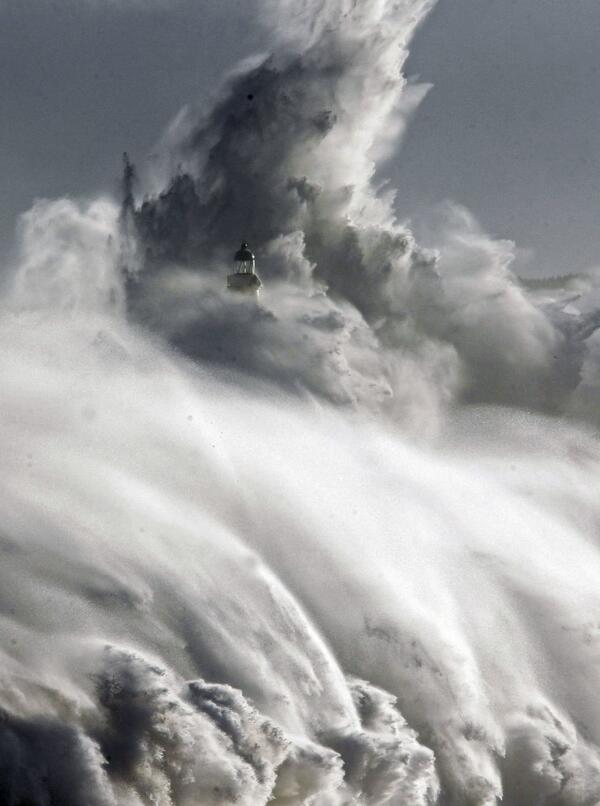 javi93_asti's tweet photo. Impresionante esta imagen (EFE) q ha dejado el #temporal en #Santander #Cantabria. Ese es el faro de la isla de Mouro http://t.co/8FrPidQPcF