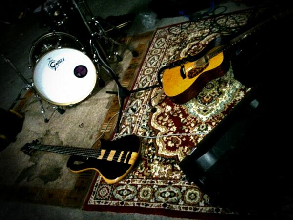 BotasMojadasOfi's tweet photo. Preparando el set list acústico!!que ganas de comenzar! @Olsilver @harrycarmona @JabySanr @jincho_prod http://t.co/1xaq1sfImr