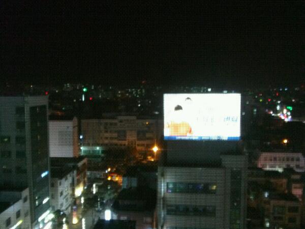 flowerabbit's tweet photo. 연휴내내 아파트에 불빛이 뜸하더니 이제야 좀 밝네 연휴의 끝~ http://t.co/FN6Hg7Fpm9