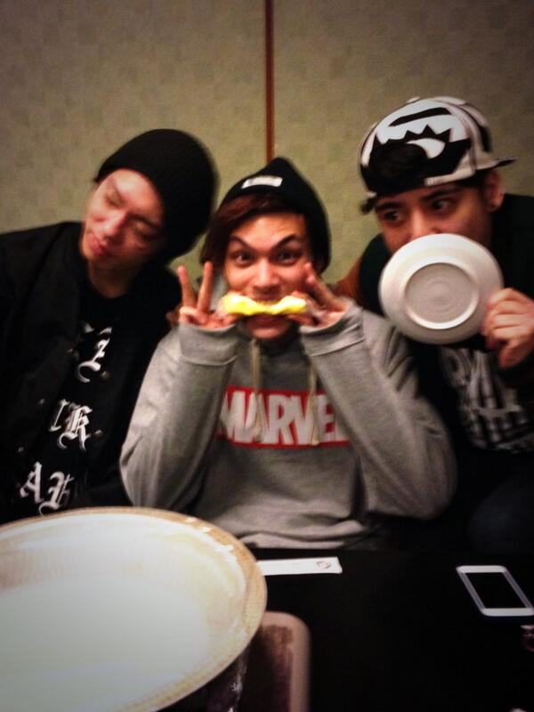 yosh_SSTP's tweet image. ボーカル集まった(=ﾟωﾟ)ﾉ
#survivesaidtheprophet #thetwistedharbortown #wrongcity