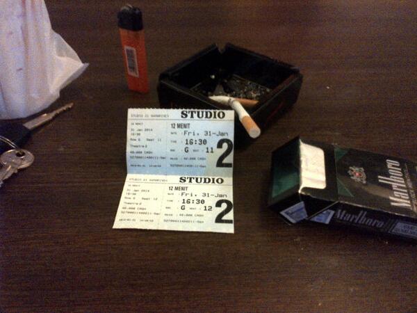 lisanda_mei's tweet photo. Sama-sama :) "@12menithemovie: Asiiik. Mks yaa. :) "@lisanda_mei: Nyantai sambil nunggu jam untuk nonton http://t.co/lBl403d3YF""
