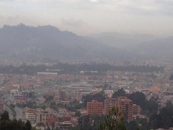 leonardoreinot's tweet photo. Se nota el ambiente denso por la caída de ceniza del volcán #Tungurahua en #Cuenca esta mañana. http://t.co/0xZDhsF6w7