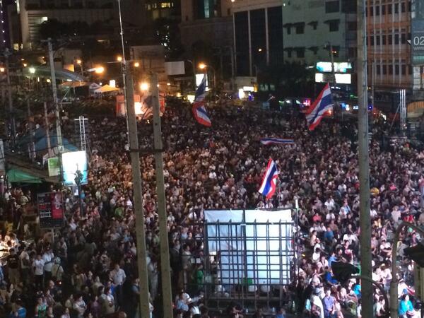 Asoke right now. A couple of thousands watching Sutheps speech on screen. #Bangkok