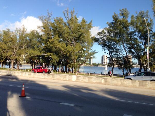 Run_KB's tweet image. Miami marathon leader going through Key Biscayne