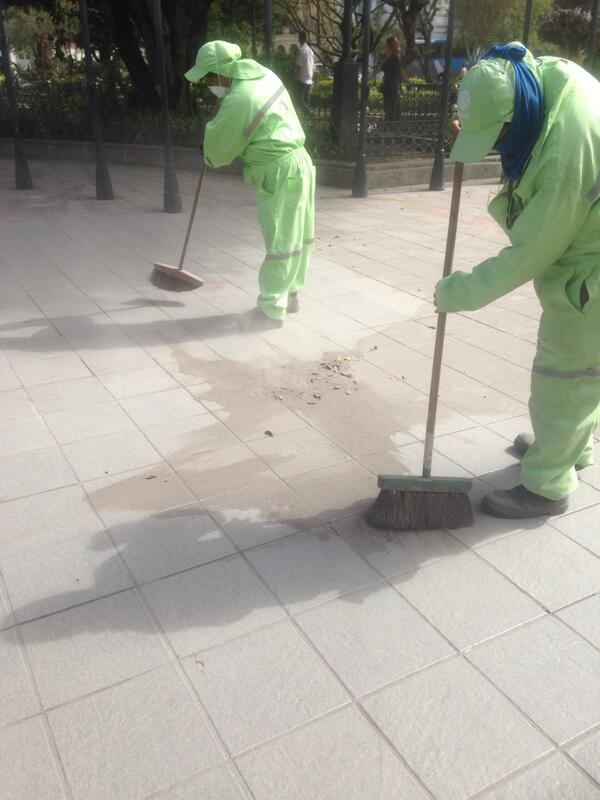 nachoplumas's tweet photo. Continua limpieza de @EmacEP en parques por caída de ceniza http://t.co/9Cyqg2VPUL