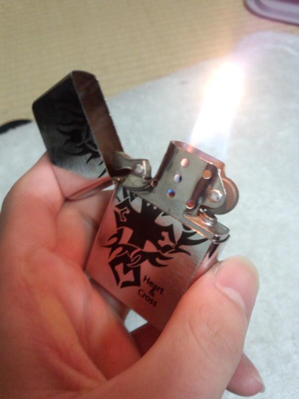 ipodksksks's tweet photo. 新しいzippo http://t.co/PvUi3BilMx