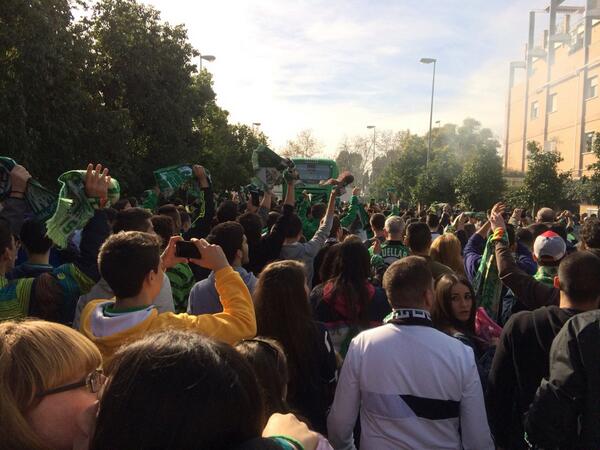 ELDEVADI1986's tweet photo. Esto es una afición @RBetisOficial SIEMPRE BETIS EN LOS BUENOS Y LOS MALOS MOMENTOS http://t.co/8kBlUo0pNE