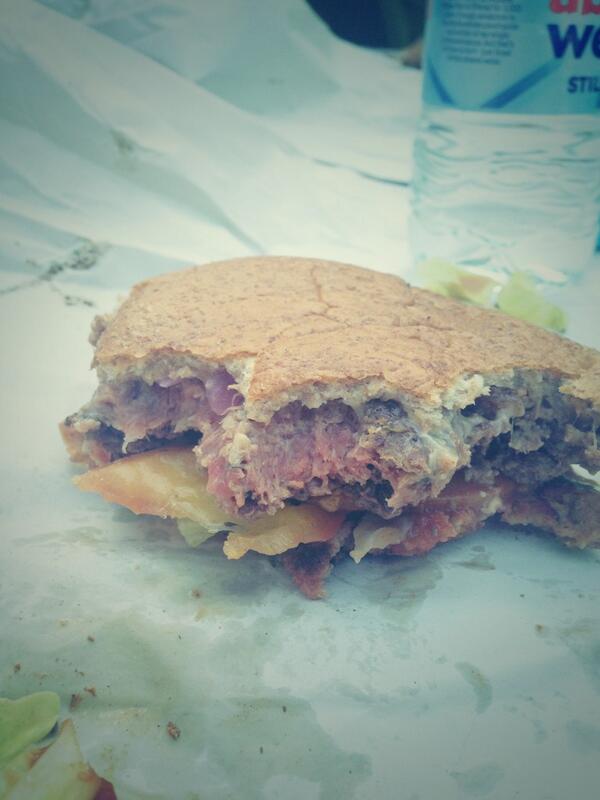 angelamorius's tweet photo. The best hamburger and the best company!!! @anpesol &amp; @LlorenMart http://t.co/qwrEfTI9nZ