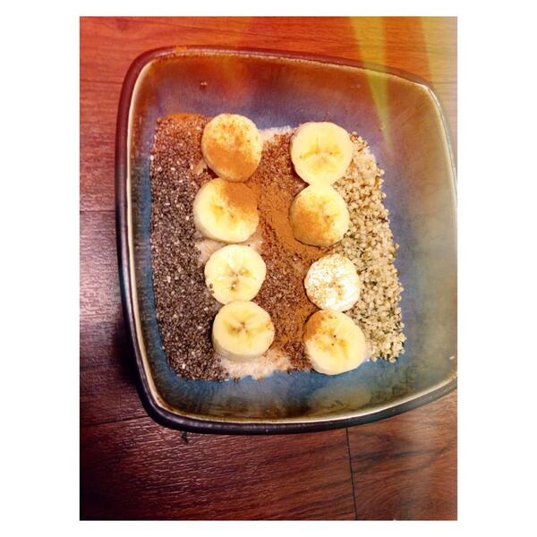 FitFreshClean's tweet image. My power oatmeal: with flax hemp and chia seed and bananas sprinkled with cinnamon 💪 #fit #vegan