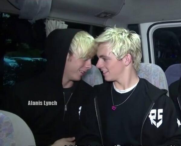 MichellcMercado's tweet photo. @rikerR5 #Rossker (ahq?
JAJAJAJA
I.Love..U http://t.co/9XLypg6DMt