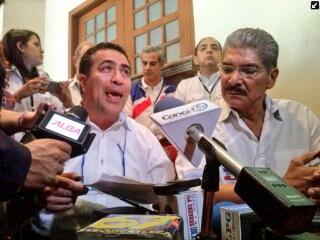 ErnestoDuarte6's tweet photo. Y aqui vemos @reneQadra con cara de pendejo q no sabe nada y a @norman_quijano ya con cara de decepcion #Derrota2014 http://t.co/My3fXEdtTT
