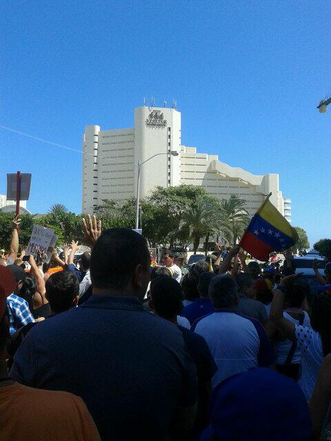 rctv's tweet image. Manifestación contra Cuba ,frente a Venetur Margarita.
 vía @rolososa