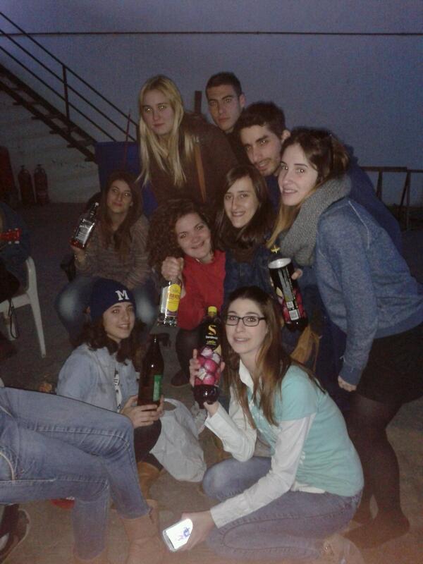 A_Tabla_Cabra's tweet photo. Buen ensayo de a tabla con la cabra, de borrachera como tiene que ser http://t.co/Dt5kPqeZVv