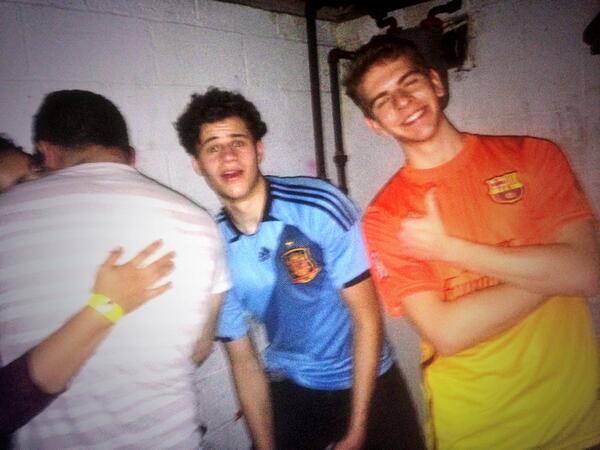 TCNJmakeout's tweet photo. “@Moses1001: @TCNJmakeout http://t.co/QbuO0RzYNa”2 guys 1 makeout