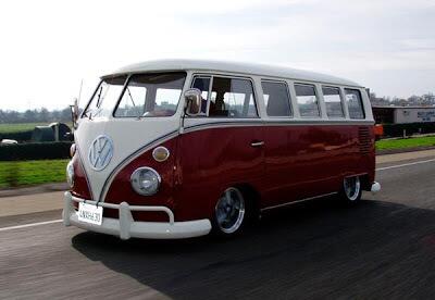 IrmaoJaime's tweet photo. apos polimento e pintura nova, a kombi esta magnifica, #obrigadojesus http://t.co/FKYN18OtNL