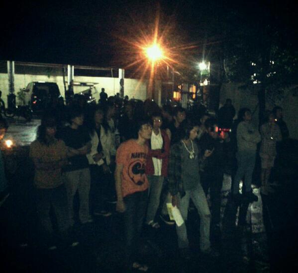 SoloBluesRock's tweet photo. Pemirsa yg masih bertahan ketika hujan turun di Quality of Minority #4 #Anniv3rdSBR . Salut! http://t.co/OwnkgJeqMH