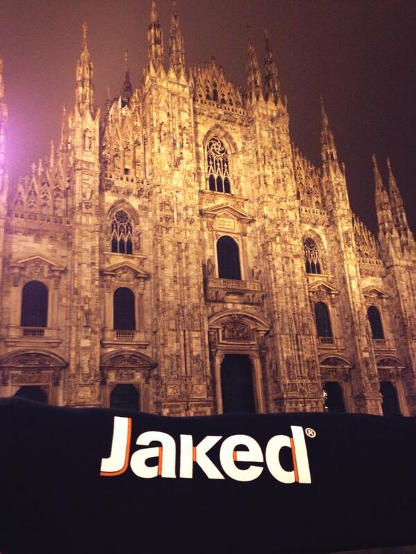 <a href="/JakedSpain/">Jaked</a> no podía faltar en la capital d la moda.Aquí en Piazza del Duomo con la catedral d Milán detrás.precioso!