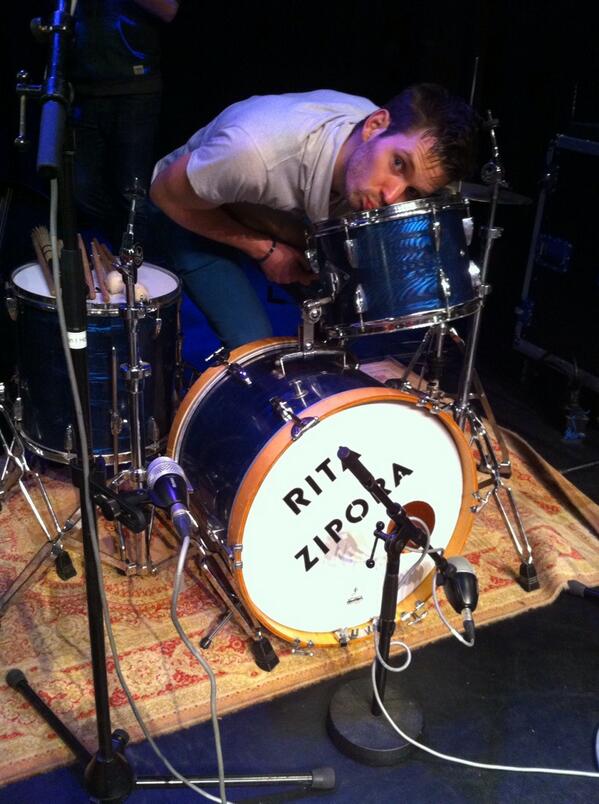 RitaZipora's tweet photo. Straks zijn we live bij @saraopzondag op @Radio2_nl ! Tussen 20.00 en 22.00 uur http://t.co/8xHCzPor3W